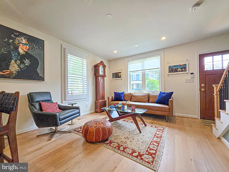 302 E Custis Ave #A — Photo 4