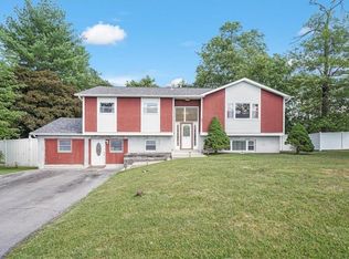13 Canterbury Dr, Middletown, NY 10940