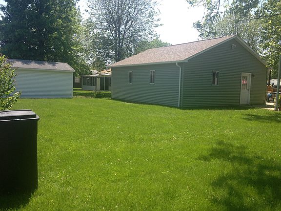 3rd image of 1025 N Wood St
