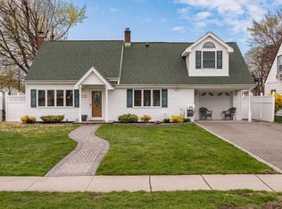 25 Crag Ln, Levittown, NY 11756