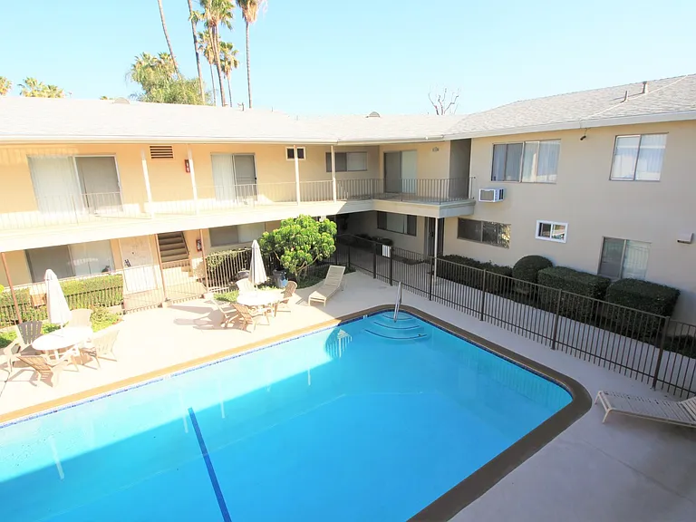 Melrose Place Apartments — Photo 61