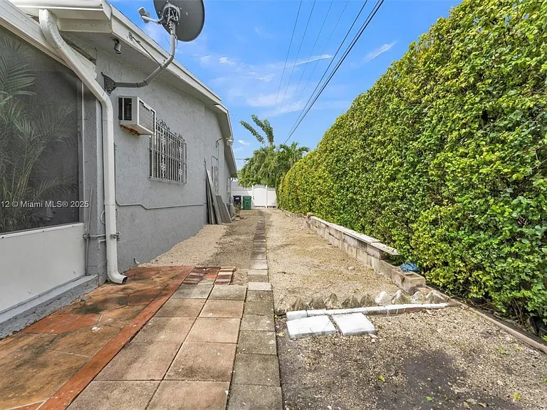 2401 SW 102nd Ave — Photo 24