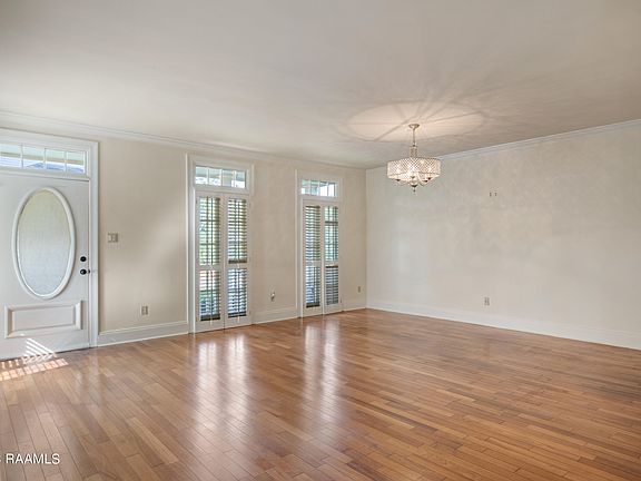 5th image of 553 Esplanade Dr