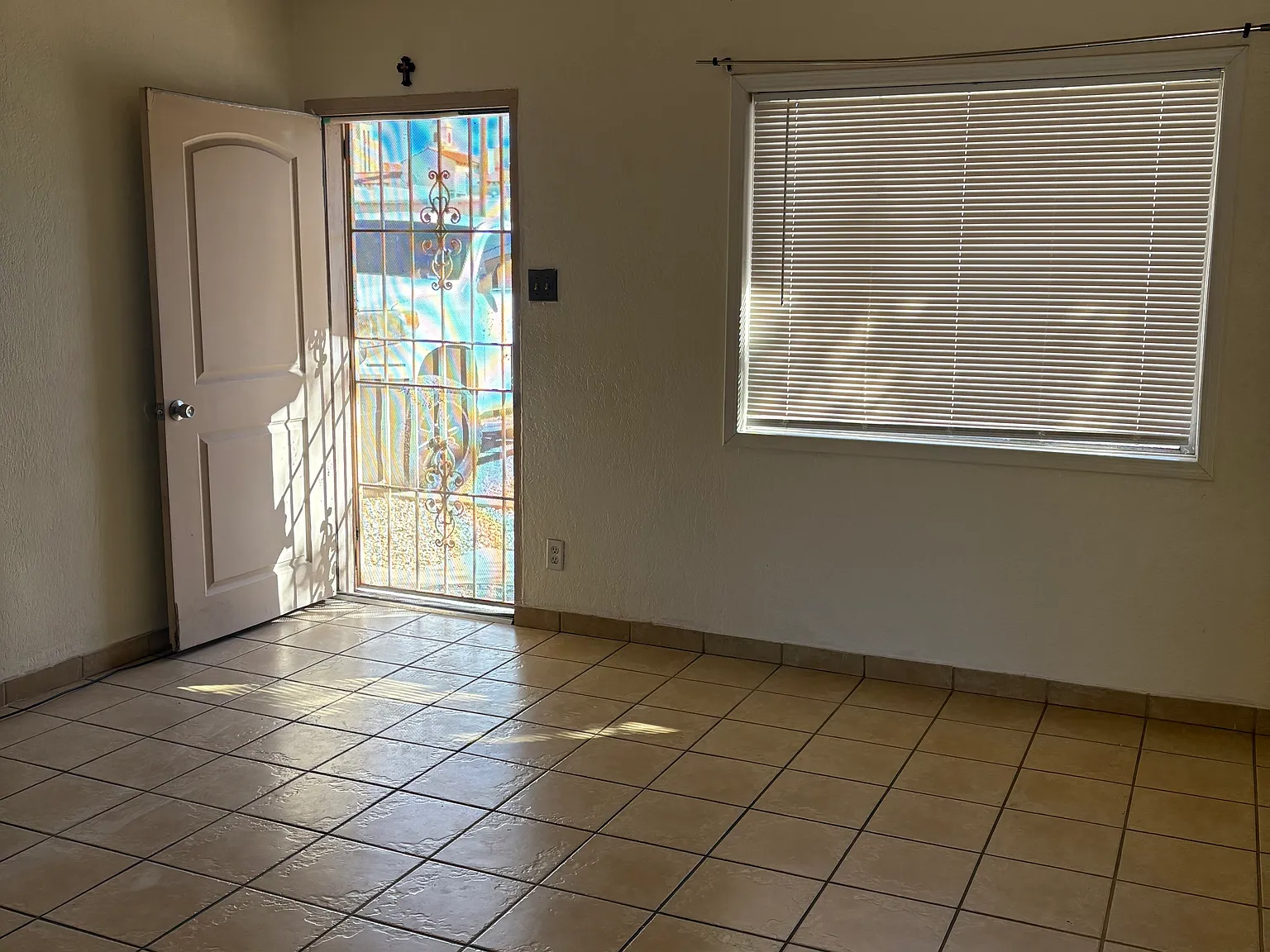 2 bed, 1000 sqft, $975 — Photo 2