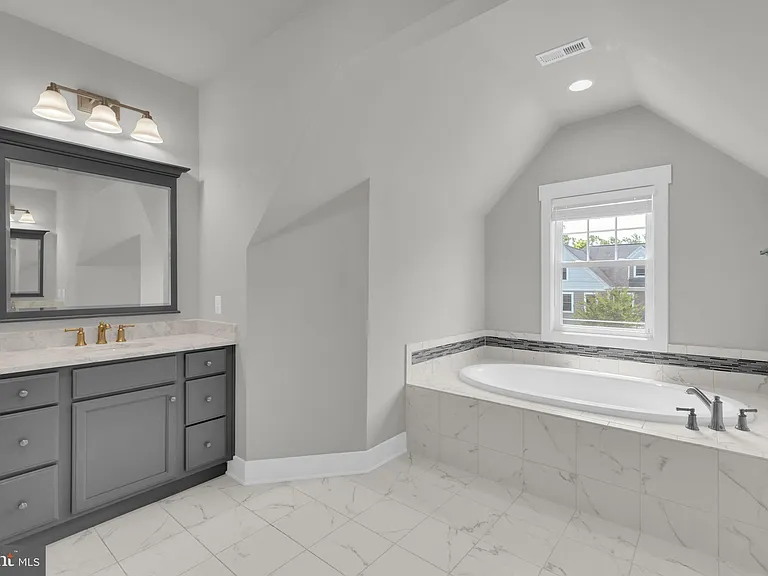 2233 N Underwood St — Photo 33