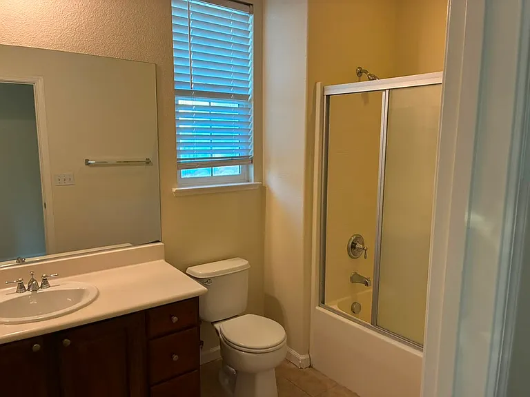 484 S Central Pkwy — Photo 13