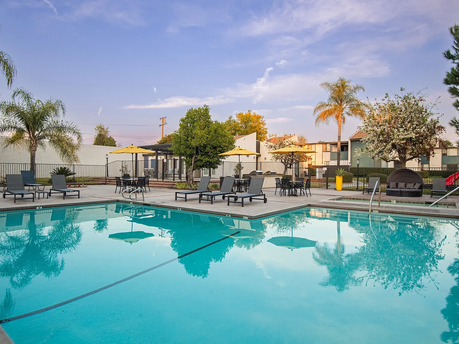 Evria Claremont Apartments — Photo 1