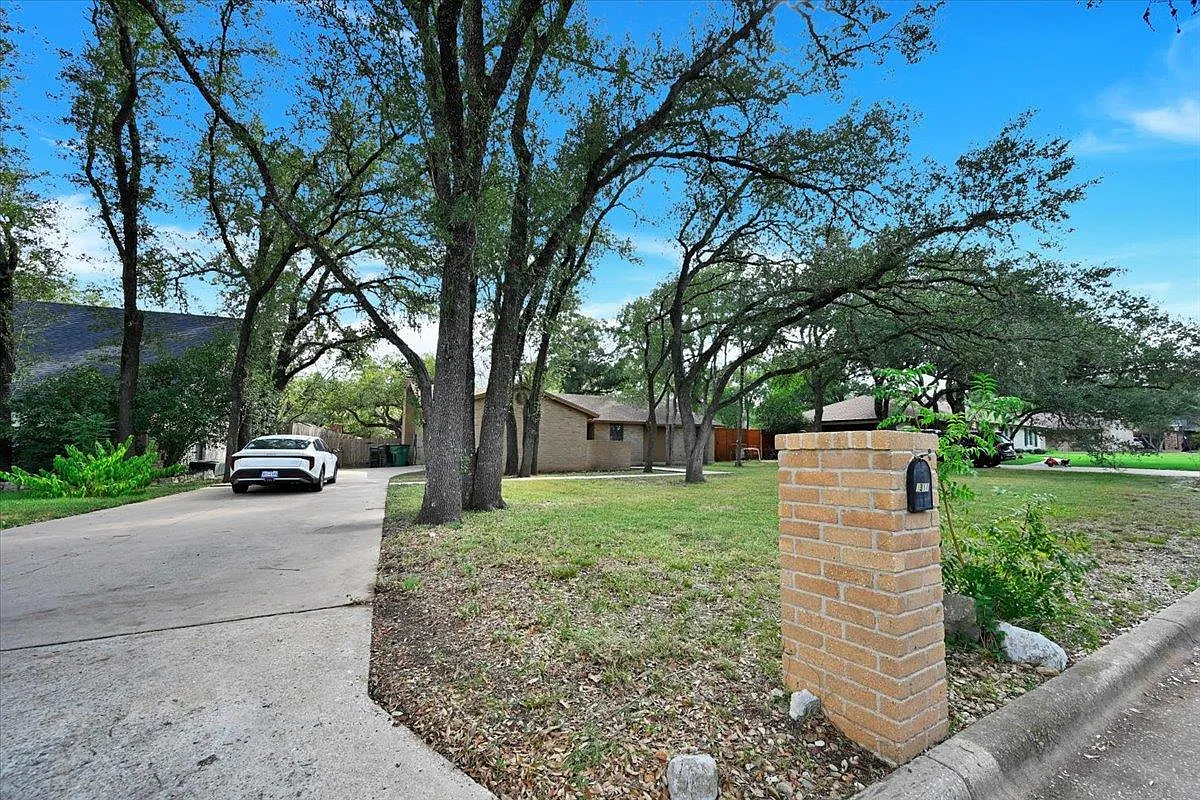 3 bed, 2.0 bath, 1748 sqft, $2,600 — Photo 2