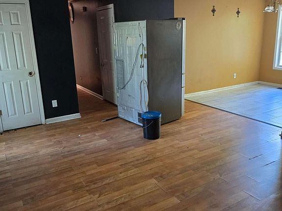 3rd image of 244 Greentree Trl