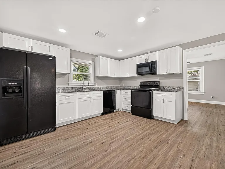 1213 Allen St — Photo 15