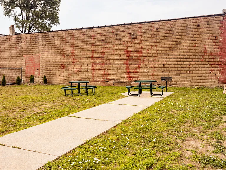 Pasadena Apartments — Photo 43