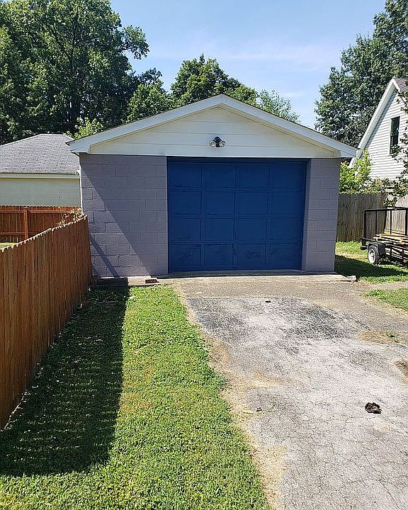 Detached garage 