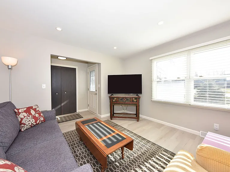 1538 W Liebau Rd — Photo 8