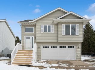 1366 Shannon Dr, Iowa City, IA 52246