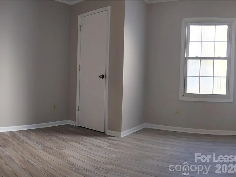107 Hilltop Ln — Photo 4