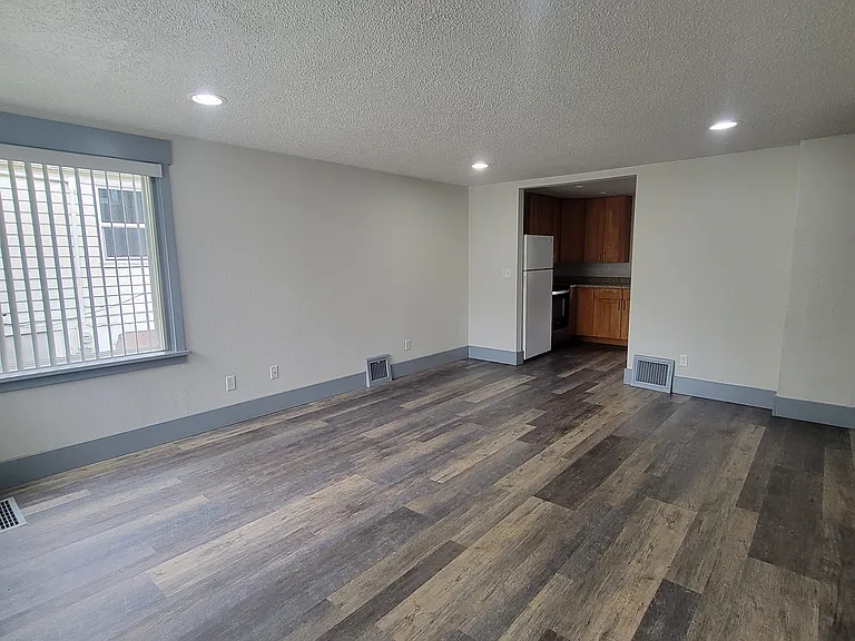 1212 Evans Ave W — Photo 5