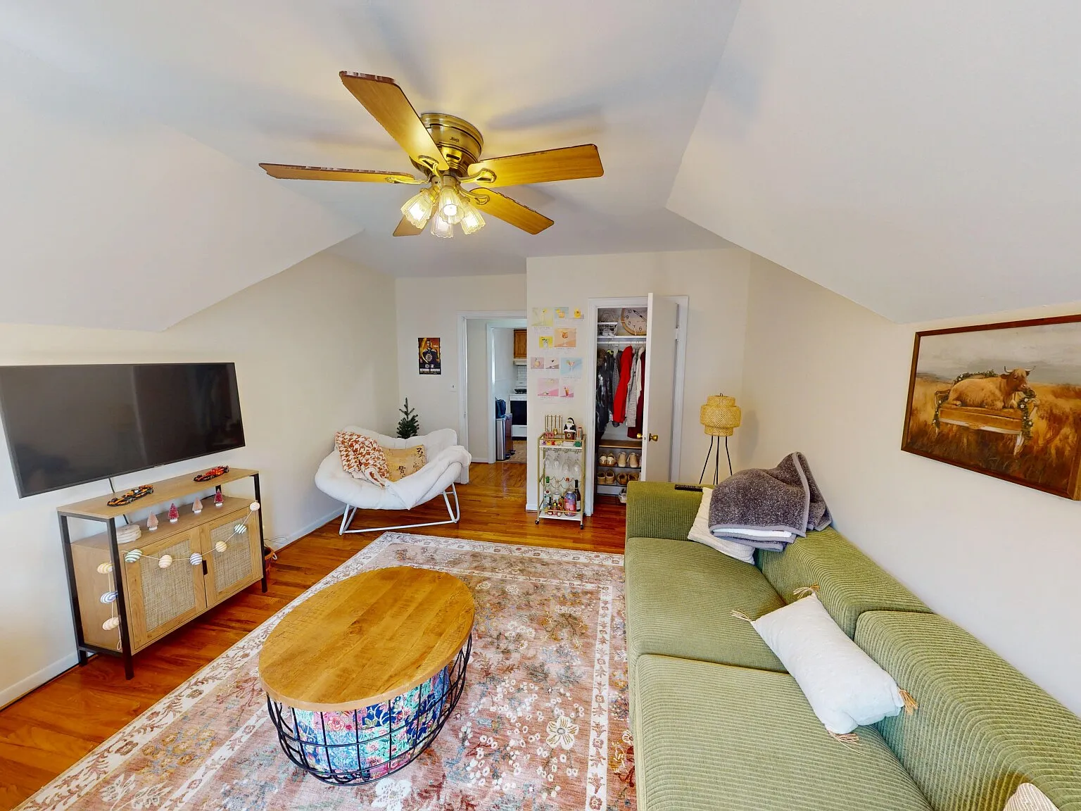 2 bed, 650 sqft, $2,400 — Photo 1