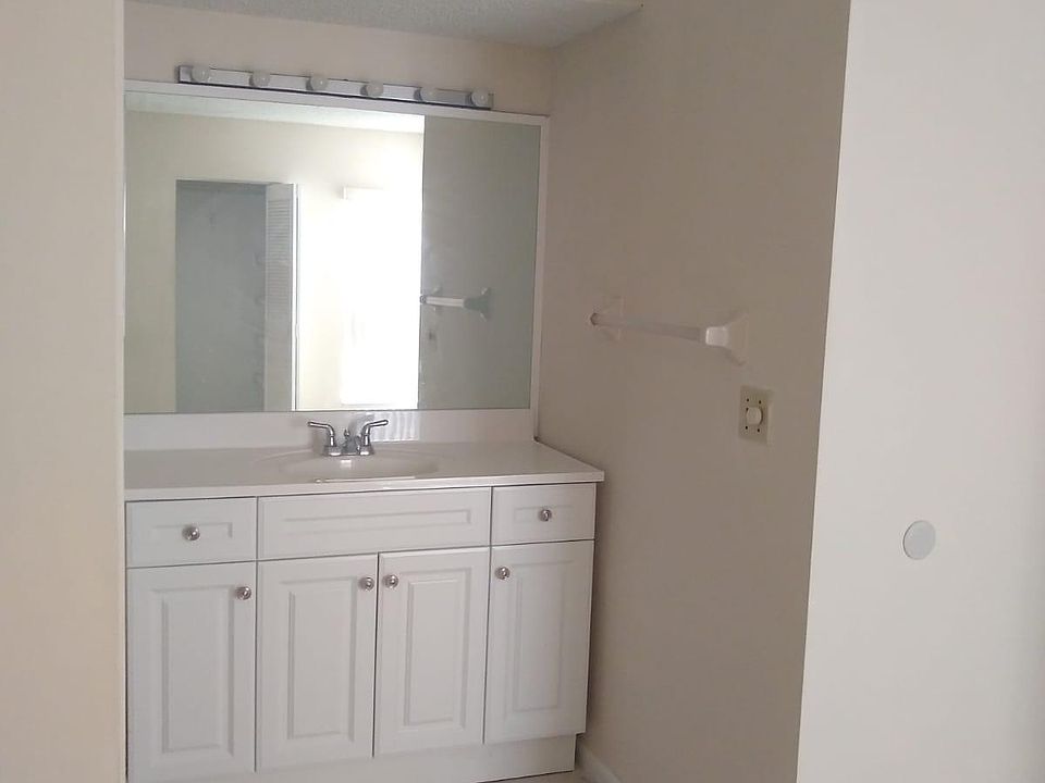 1st image of 887 Twin Lakes Dr