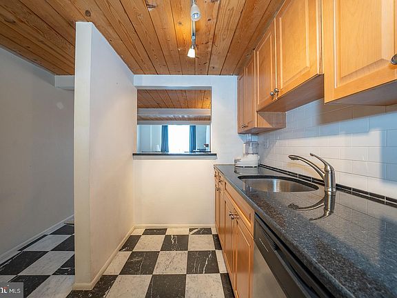 5th image of 870 N 28th St APT 215