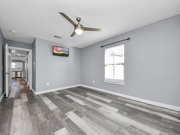 4th image of 618 Maple Way #A-b