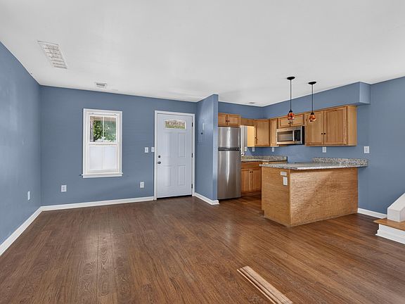 3rd image of 207 1/2 York St