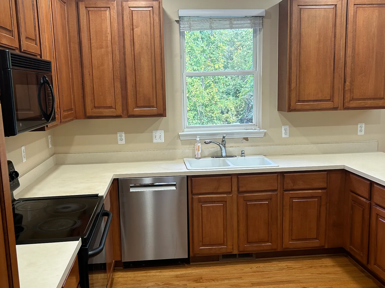 4 bed, 3.5 bath, 2570 sqft, $3,500 — Photo 2