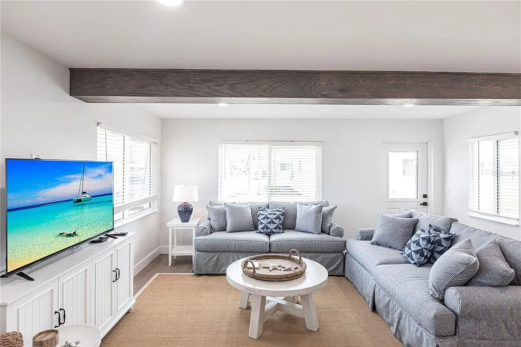 2 bed, 1.0 bath, 1014 sqft, $8,550 — Photo 4