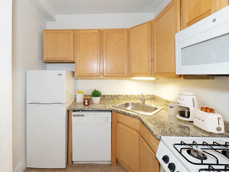 2850 N. Sheridan — Photo 24