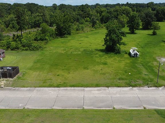 2nd image of 200 Lake Tasse Dr