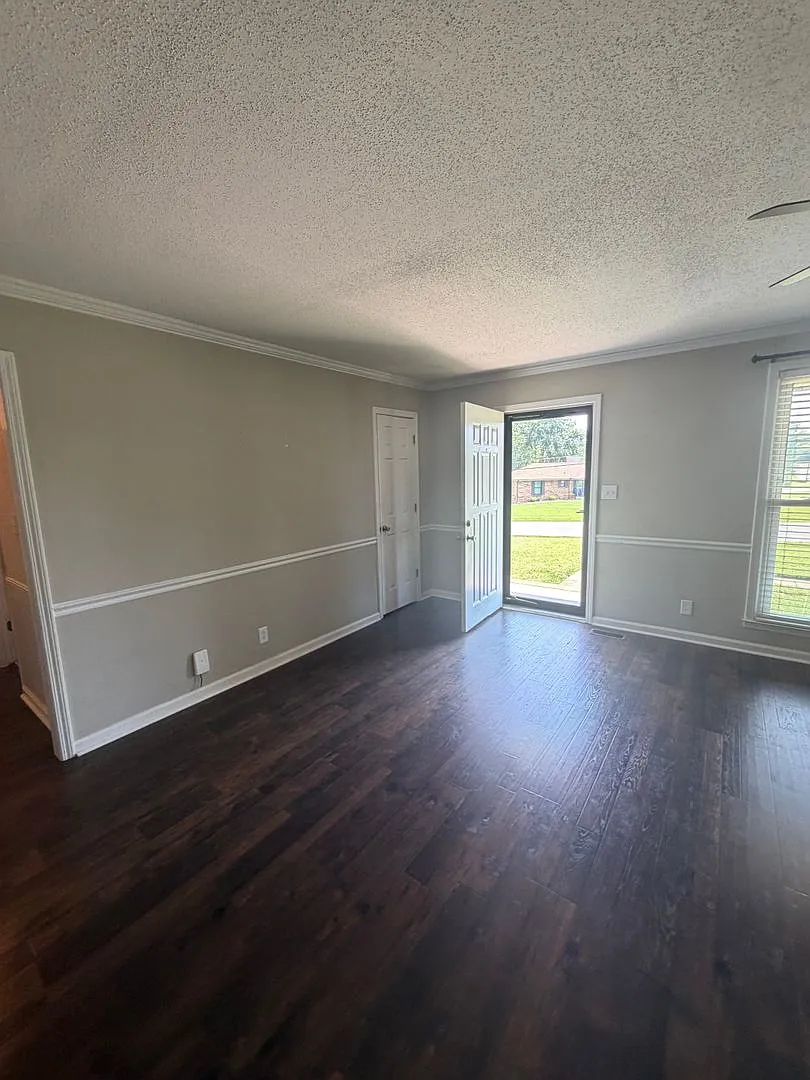 Beautifully Kept & Remodeled! A 3-Bedroom House in 37043! — Photo 4