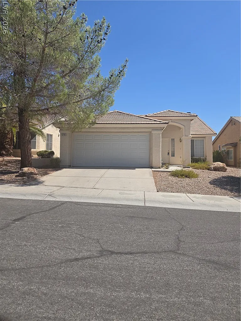 3 bed, 2.0 bath, 1548 sqft, $2,050 — Photo 1