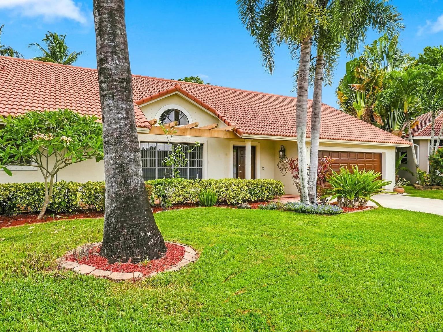 4 bed, 2.0 bath, 2112 sqft, $4,650 — Photo 3