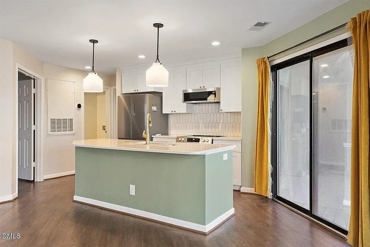 2 bed, 893 sqft, $1,725 — Photo 2