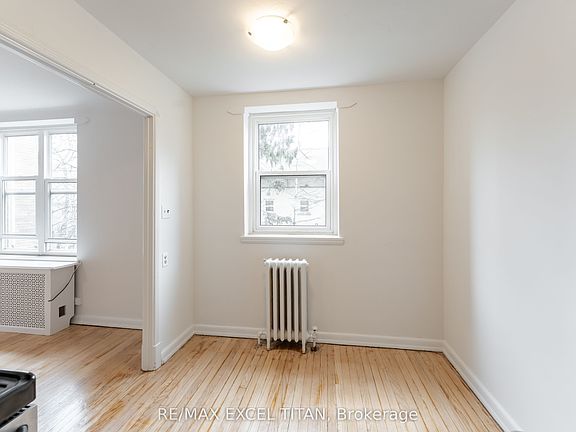 5th image of 8 Mallory Gdns #35