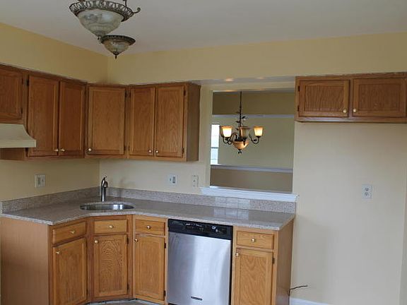 3rd image of 2 Knotty Oak Dr
