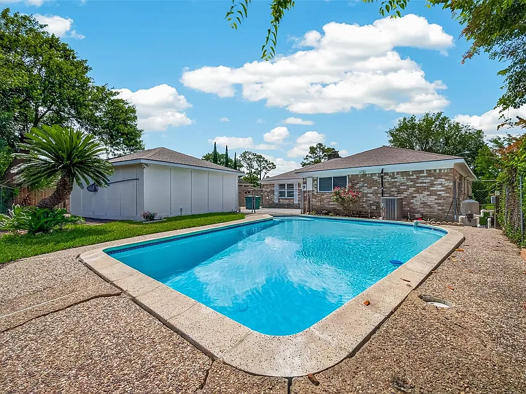 9422 Kristin Dr — Photo 1