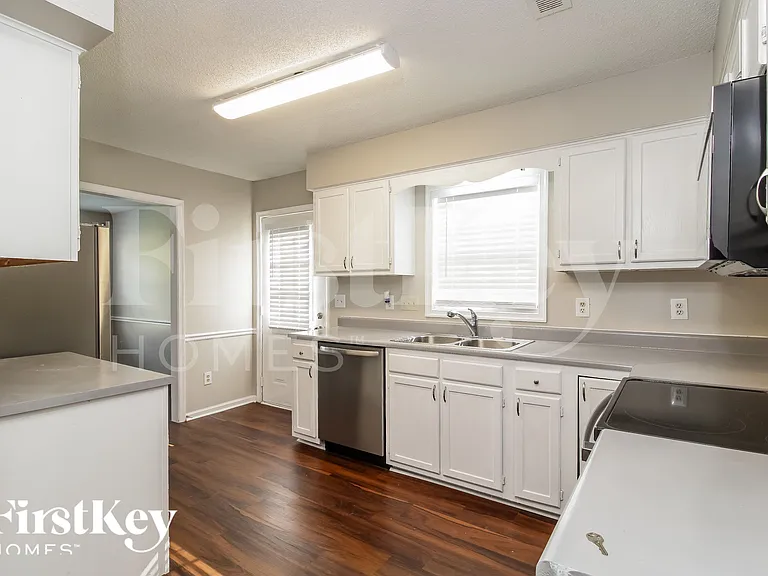 1712 Saint Charles Ln — Photo 4