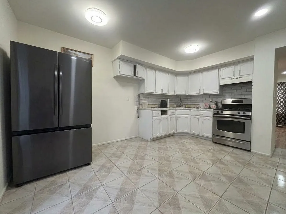 2 bed, 1.5 bath, 1056 sqft, $2,800 — Photo 3