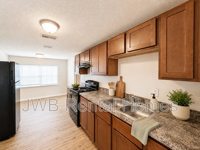 1612 Alfen St — Photo 3