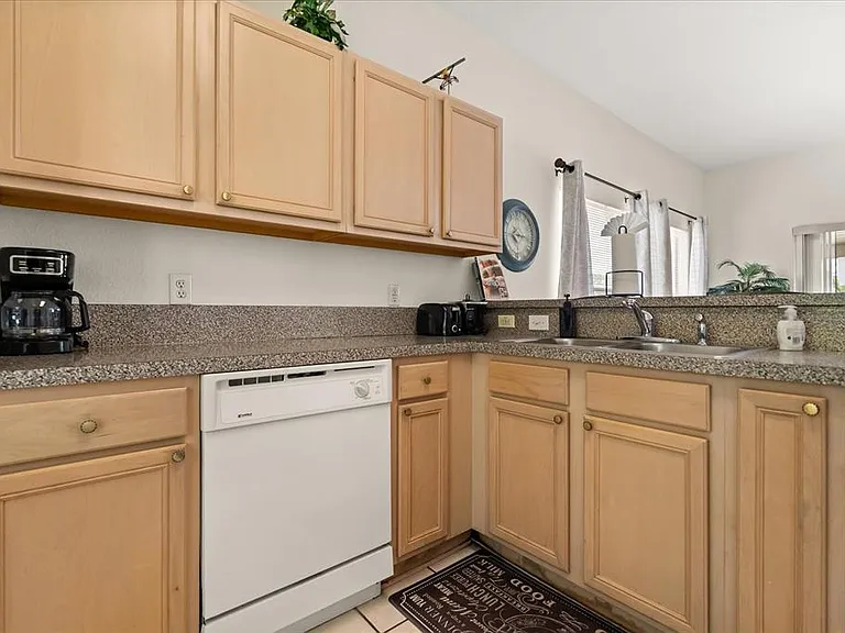 526 Windsor Pl — Photo 8