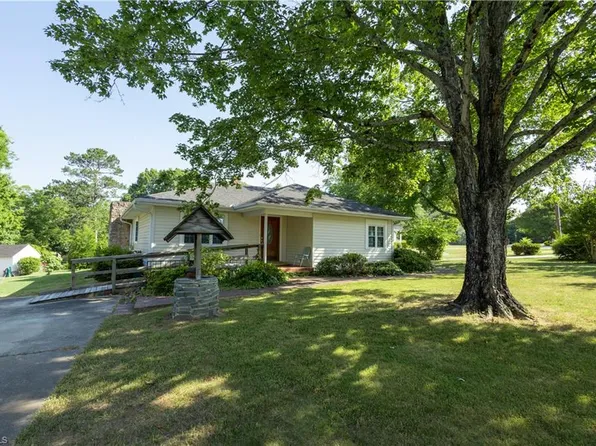 303 Laurel Hill Dr, Burlington, NC 27215