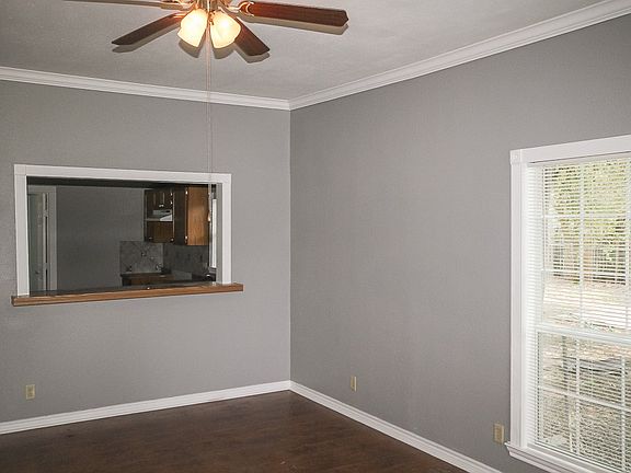 3rd image of 912 N Avenue C