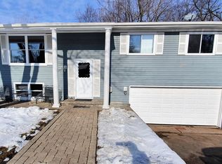 412 Channel Dr, Island Lake, IL 60042