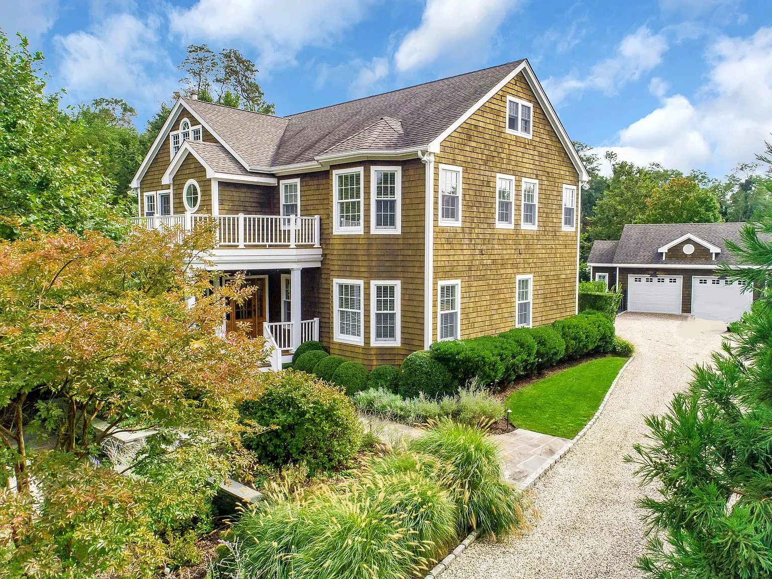 Spacious Open Floor Plan Home with Heated Inground Pool! — Photo 2