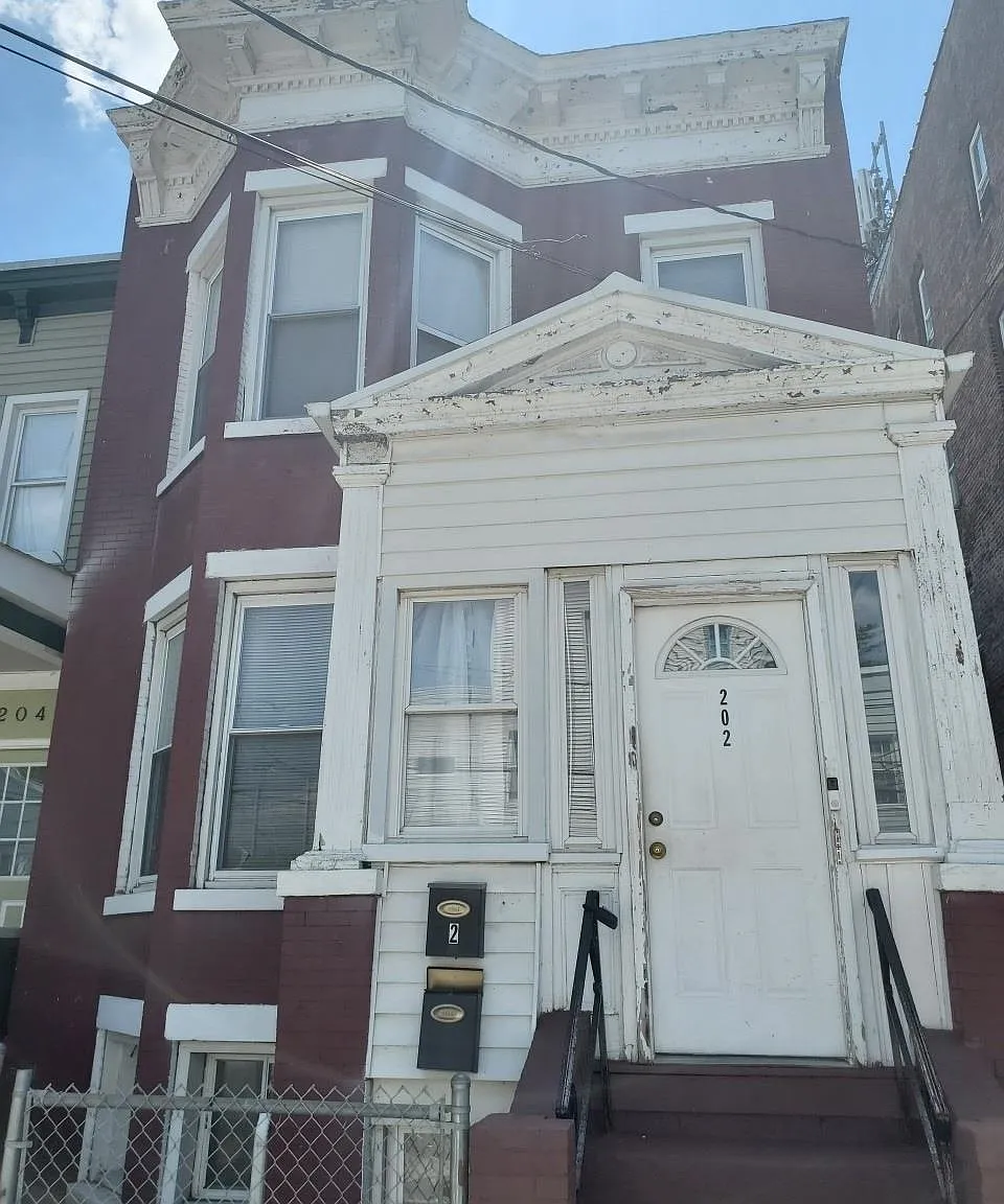 3 bed, 1.0 bath, 914 sqft, $2,150 — Photo 1