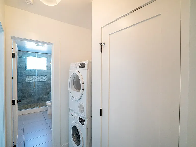 1036 N Genesee Ave — Photo 6