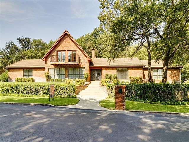 1st image of 8925 Crest Wood Dr
