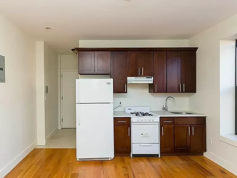 567 E 22nd St #2A — Photo 3