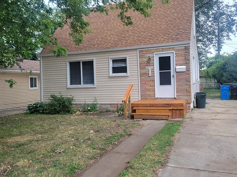 27100 Hales St — Photo 10