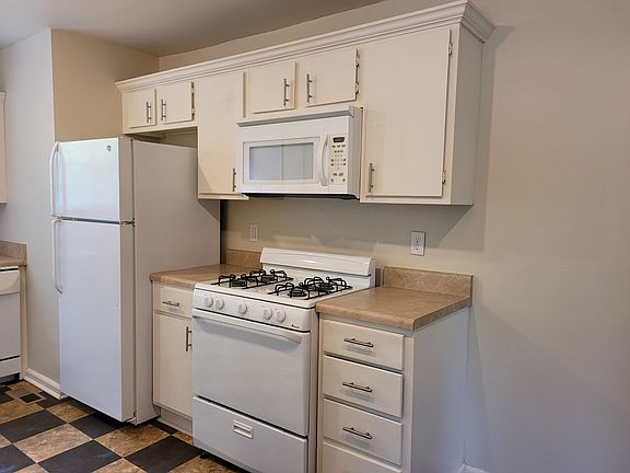 Very nice kitchen appliances, with gas stove